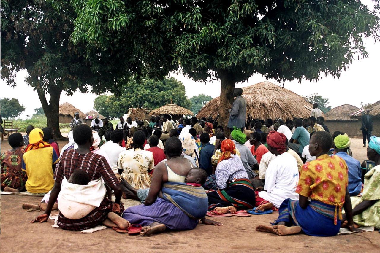 Imagen gratis: hombres, mujeres, niños, reunión, pueblo, rural Imagen gratis: hombres, mujeres, niños, reunión, pueblo, rural